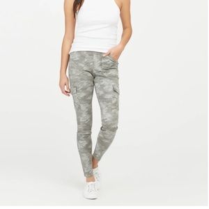 SPANX CARGO PANTS CAMO STRETCH TWILL ANKLE WOMENS SIZE M